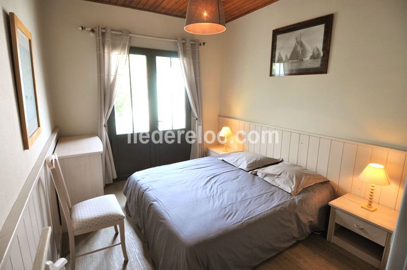 Photo 6 : CHAMBRE d'une maison située à La Couarde-sur-mer, île de Ré.