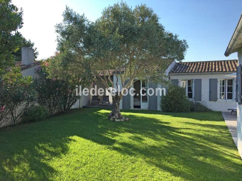 Photo 3 : EXTERIEUR d'une maison située à Ars en Ré, île de Ré.