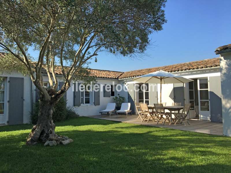 Photo 1 : EXTERIEUR d'une maison située à Ars en Ré, île de Ré.