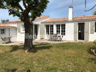 Ile de Ré:Maison 3 chambres   avec jardin clos de murs 250 m de la plage