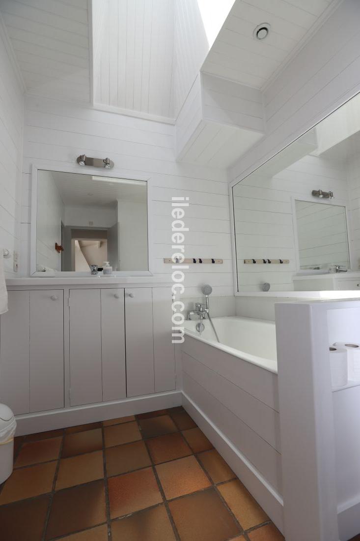 Photo 8 : SALLEDEBAIN d'une maison située à Les Portes-en-Ré, île de Ré.