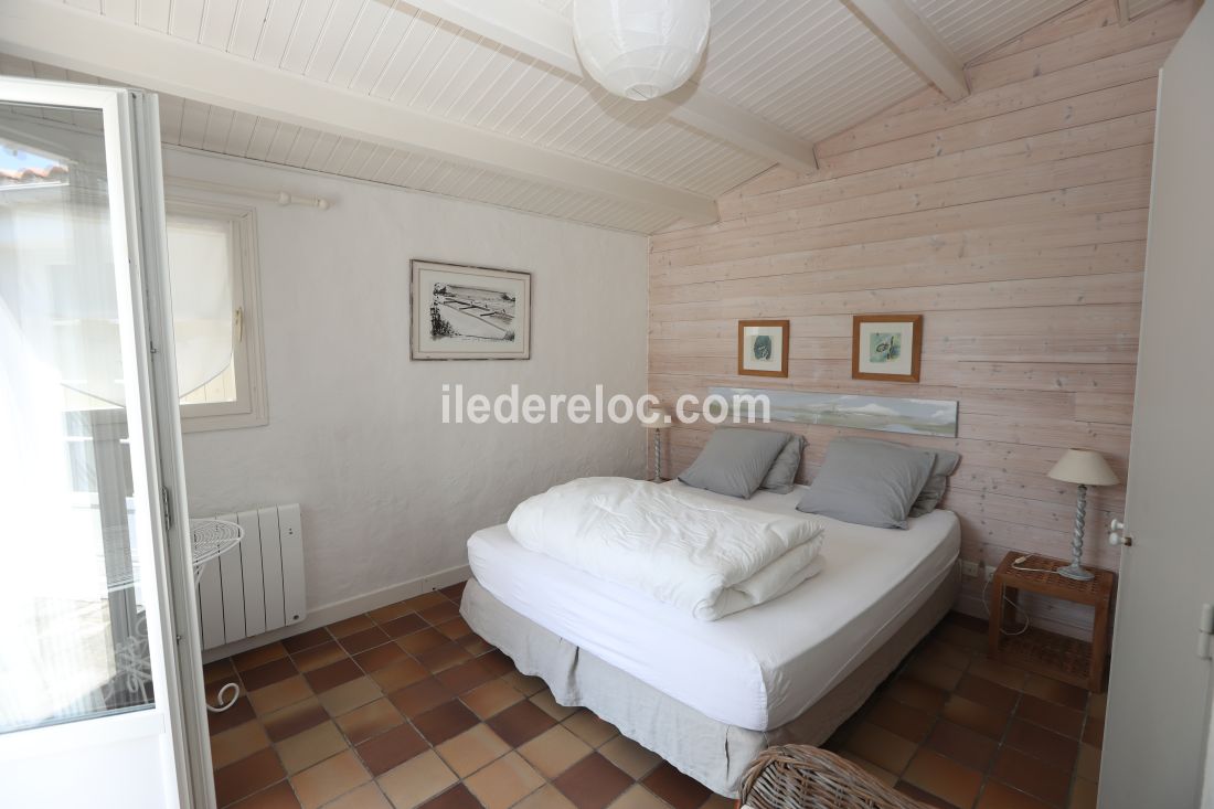 Photo 9 : CHAMBRE d'une maison située à Les Portes-en-Ré, île de Ré.