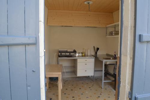 Photo 12 : CHAMBRE d'une maison située à Le Bois-Plage, île de Ré.