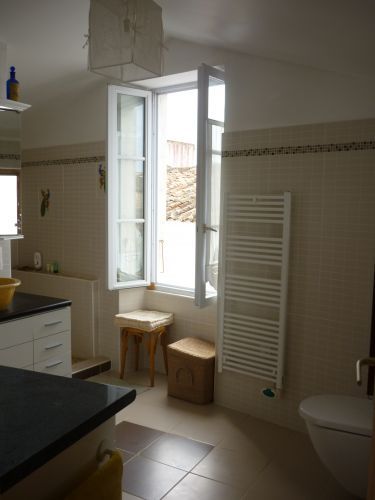 Photo 7 : SALLEDEBAIN d'une maison située à Les Portes-en-Ré, île de Ré.