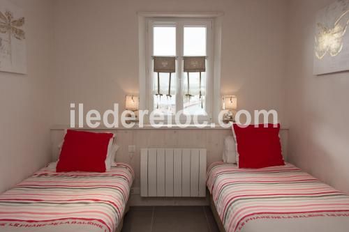 Photo 2 : CHAMBRE d'une maison située à Le Bois-Plage-en-Ré, île de Ré.