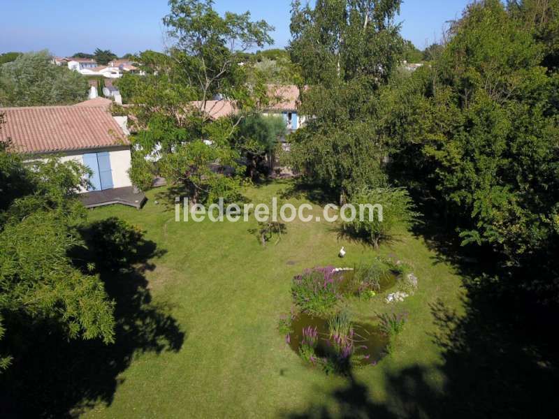 Photo 38 : JARDIN d'une maison située à Le Bois-Plage-en-Ré, île de Ré.