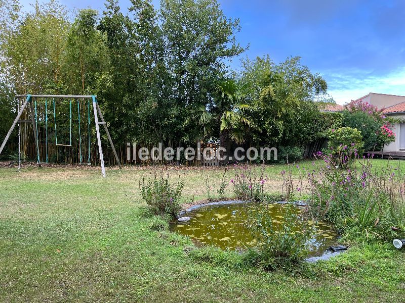 Photo 35 : JARDIN d'une maison située à Le Bois-Plage-en-Ré, île de Ré.