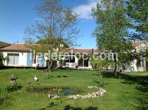 Photo 4 : JARDIN d'une maison située à Le Bois-Plage-en-Ré, île de Ré.