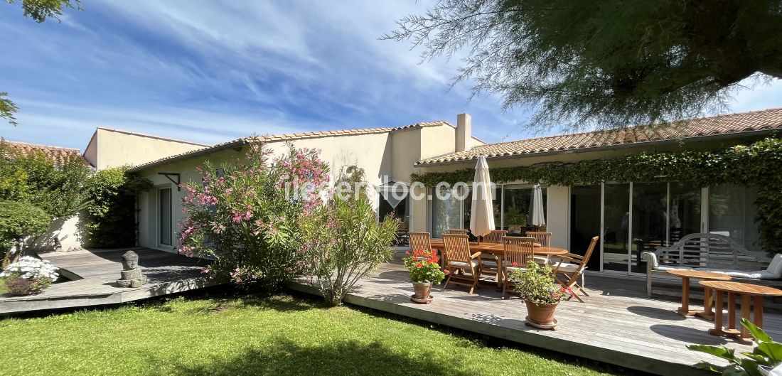 Photo 1 : EXTERIEUR d'une maison située à Le Bois-Plage-en-Ré, île de Ré.