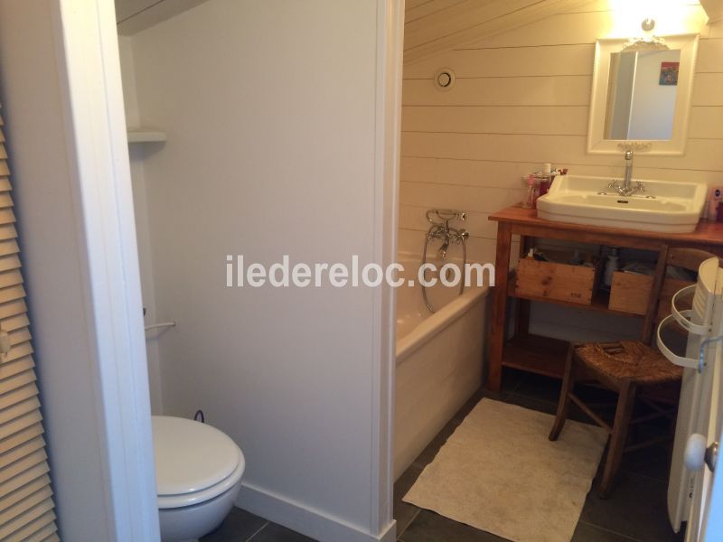 Photo 18 : SALLEDEBAIN d'une maison située à Sainte-Marie-de-Ré, île de Ré.
