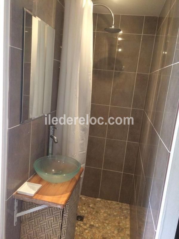 Photo 21 : SALLEDEBAIN d'une maison située à Sainte-Marie-de-Ré, île de Ré.