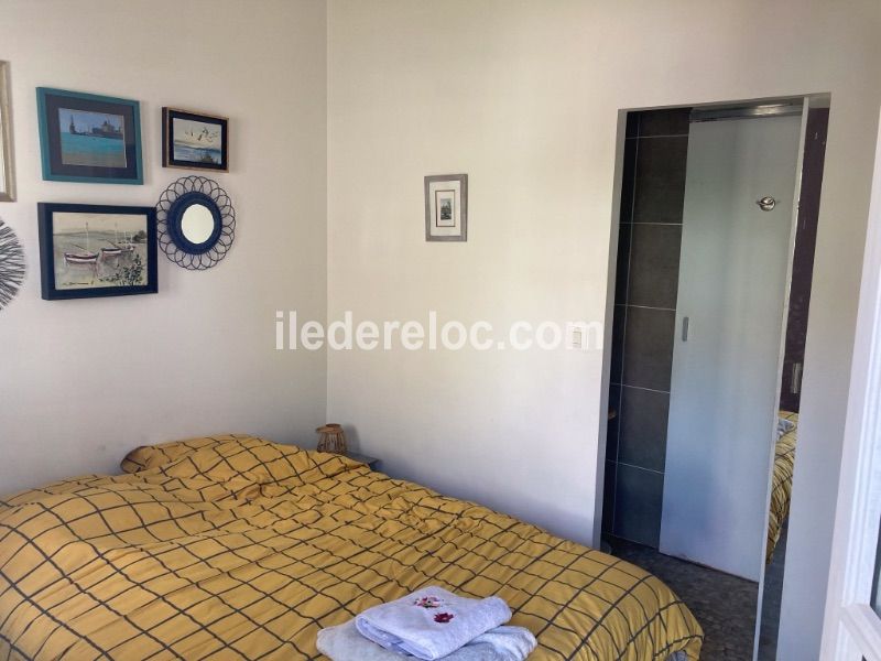 Photo 20 : CHAMBRE d'une maison située à Sainte-Marie-de-Ré, île de Ré.