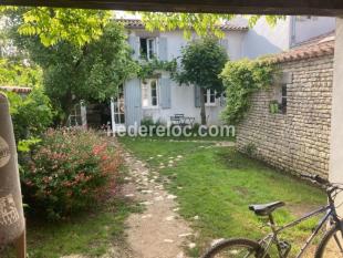 Ile de Ré:Chai ancien avec jardins au coeur du village