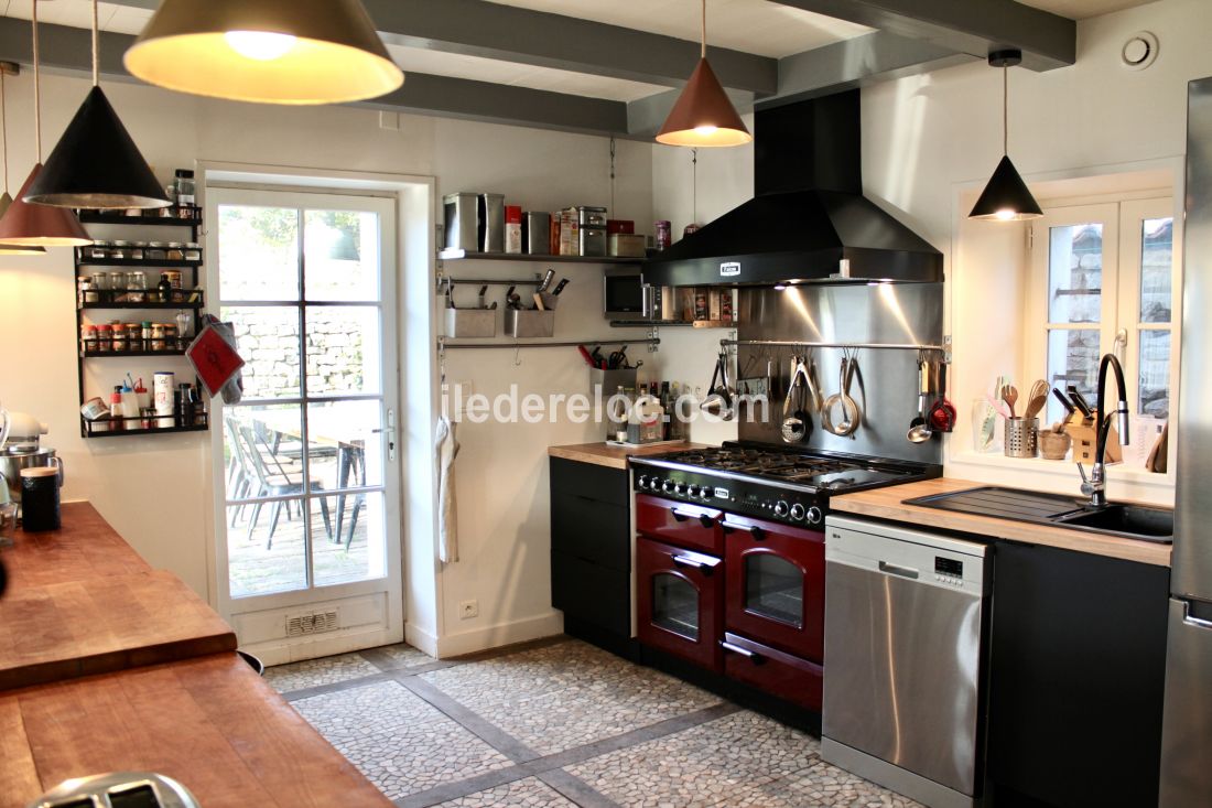 Photo 13 : CUISINE d'une maison située à Sainte-Marie-de-Ré, île de Ré.