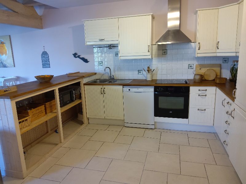 Photo 9 : CUISINE d'une maison située à La Couarde, île de Ré.
