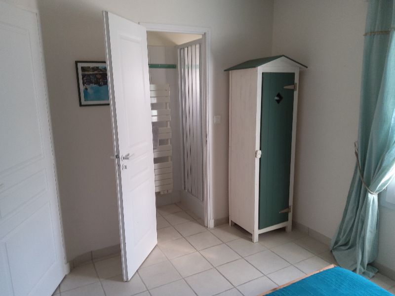 Photo 13 : SALLEDEBAIN d'une maison située à La Couarde, île de Ré.