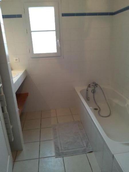 Photo 15 : SALLEDEBAIN d'une maison située à La Couarde, île de Ré.