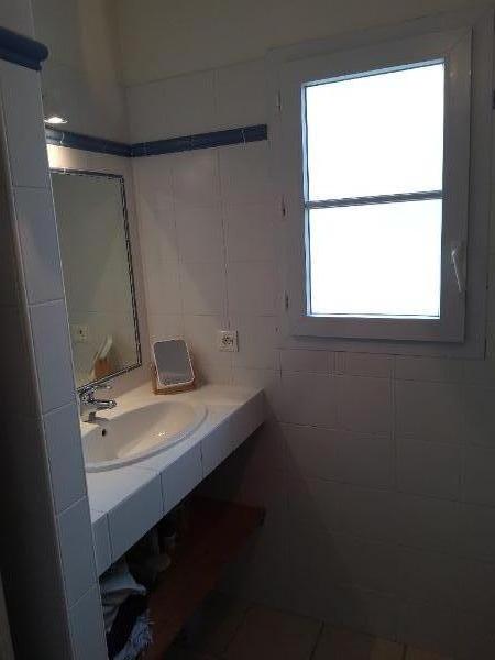 Photo 14 : SALLEDEBAIN d'une maison située à La Couarde, île de Ré.