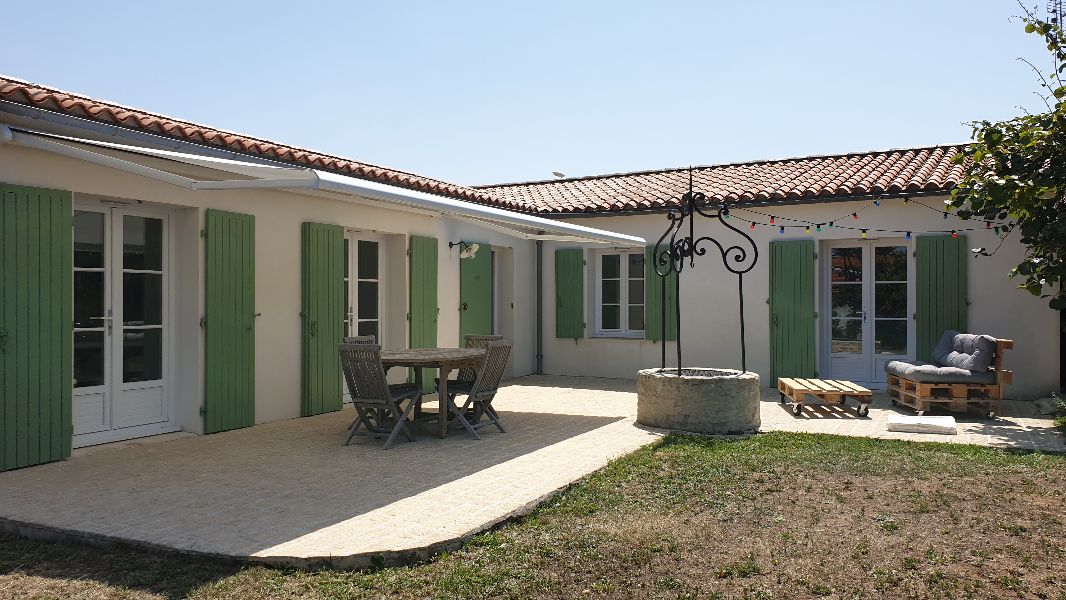 Photo 2 : TERRASSE d'une maison située à La Couarde-sur-mer, île de Ré.