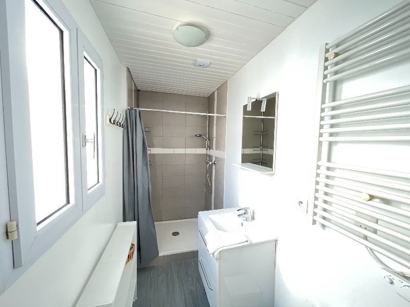 Photo 7 : SALLEDEBAIN d'une maison située à La Flotte-en-Ré, île de Ré.