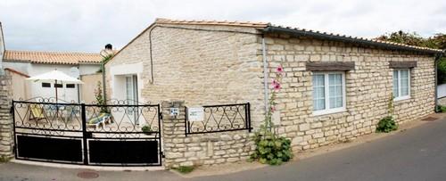 Photo 1 : EXTERIEUR d'une maison située à Le Bois-Plage-en-Ré, île de Ré.