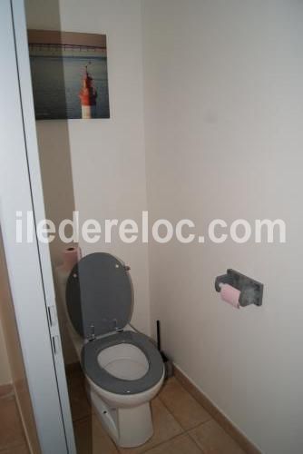 Photo 19 : WC d'une maison située à Rivedoux-Plage, île de Ré.