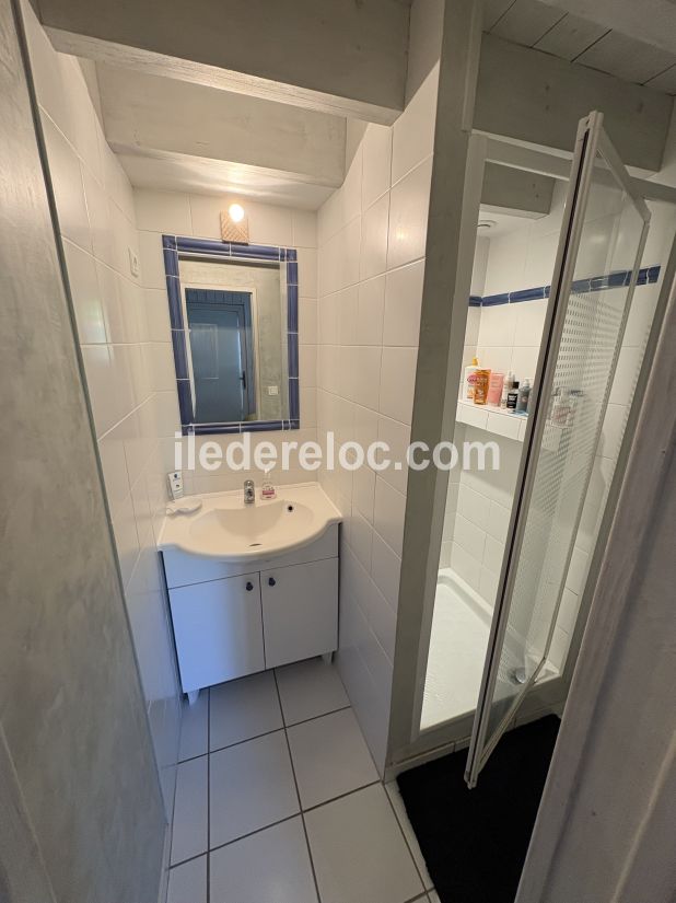 Photo 16 : SALLEDEBAIN d'une maison situ&eacute;e &agrave; Loix, &icirc;le de R&eacute;.
