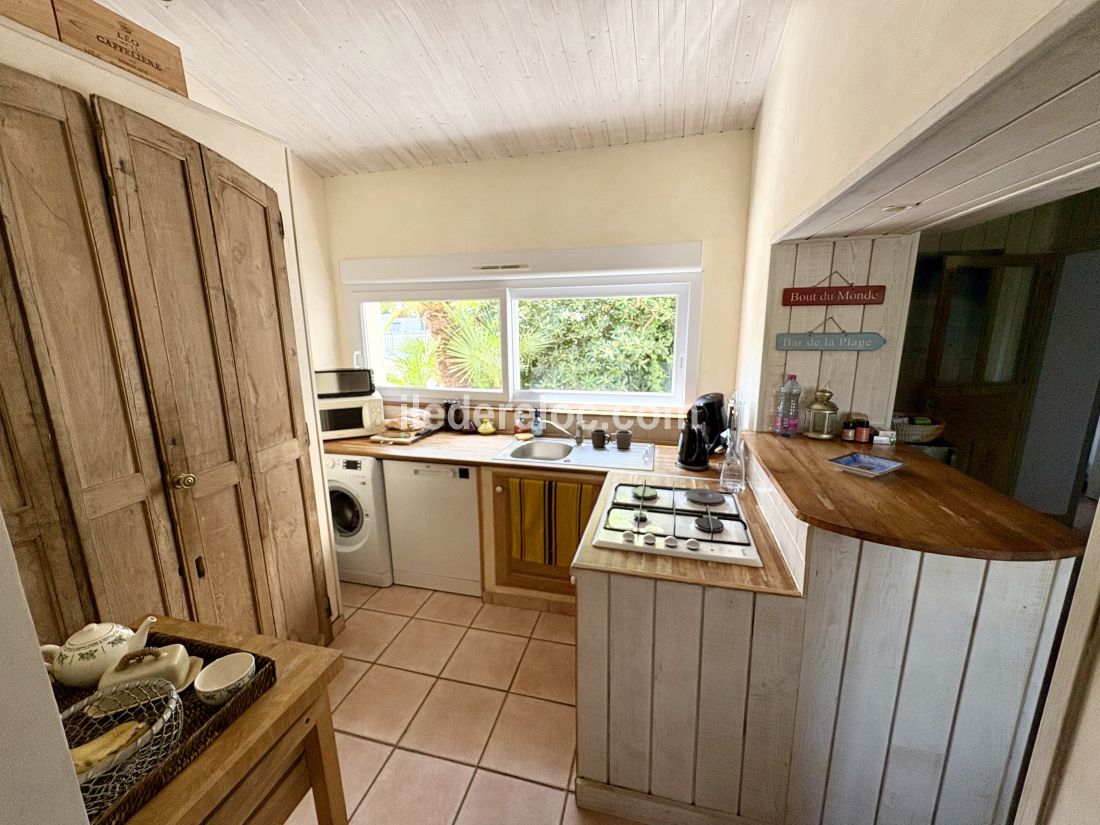Photo 14 : CUISINE d'une maison situ&eacute;e &agrave; Loix, &icirc;le de R&eacute;.
