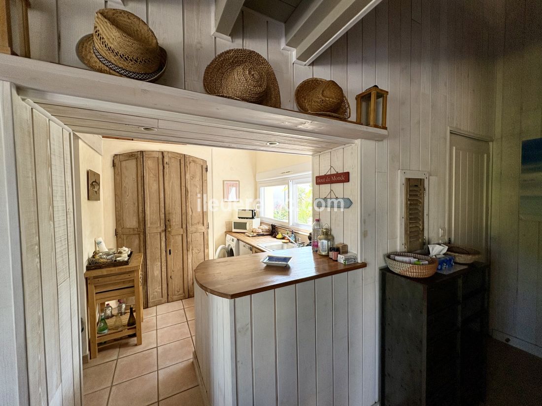 Photo 15 : CUISINE d'une maison situ&eacute;e &agrave; Loix, &icirc;le de R&eacute;.
