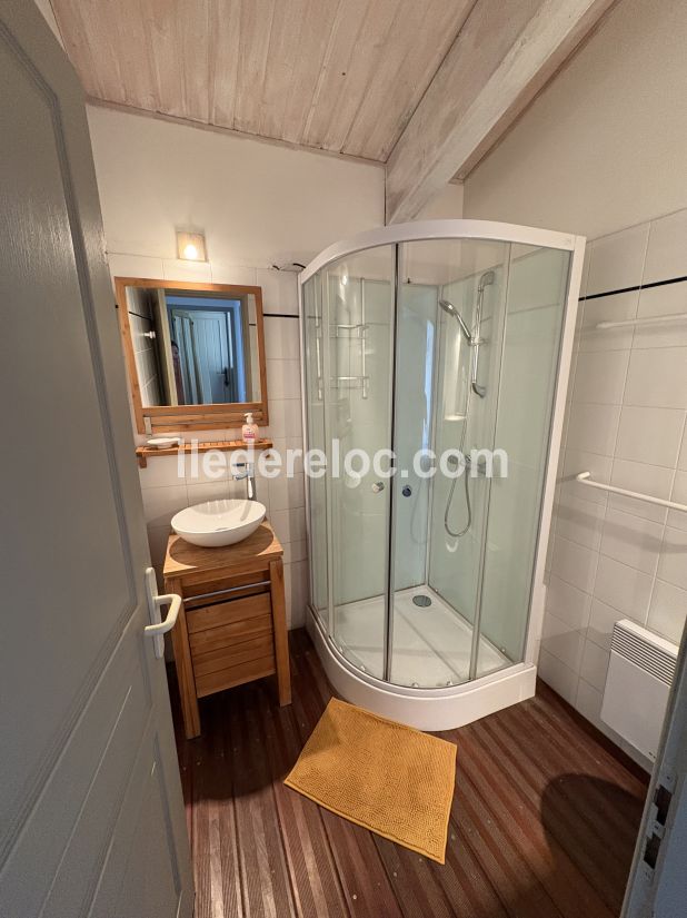 Photo 22 : SALLEDEBAIN d'une maison situ&eacute;e &agrave; Loix, &icirc;le de R&eacute;.