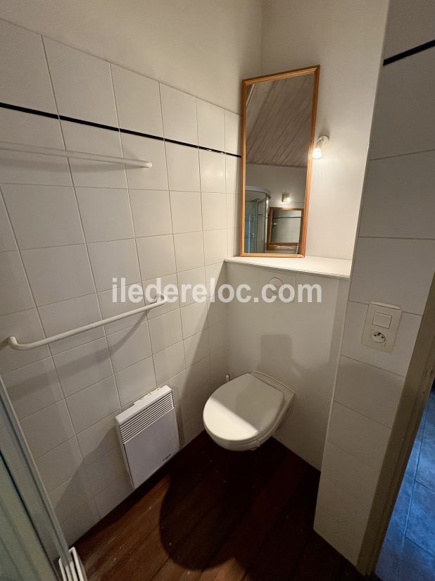 Photo 23 : WC d'une maison situ&eacute;e &agrave; Loix, &icirc;le de R&eacute;.