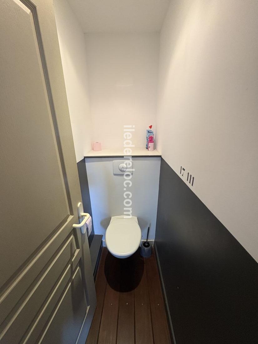 Photo 24 : WC d'une maison situ&eacute;e &agrave; Loix, &icirc;le de R&eacute;.