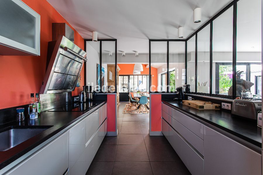 Photo 11 : CUISINE d'une maison située à Le Bois-Plage-en-Ré, île de Ré.