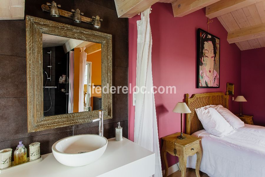 Photo 15 : SALLEDEBAIN d'une maison située à Le Bois-Plage-en-Ré, île de Ré.