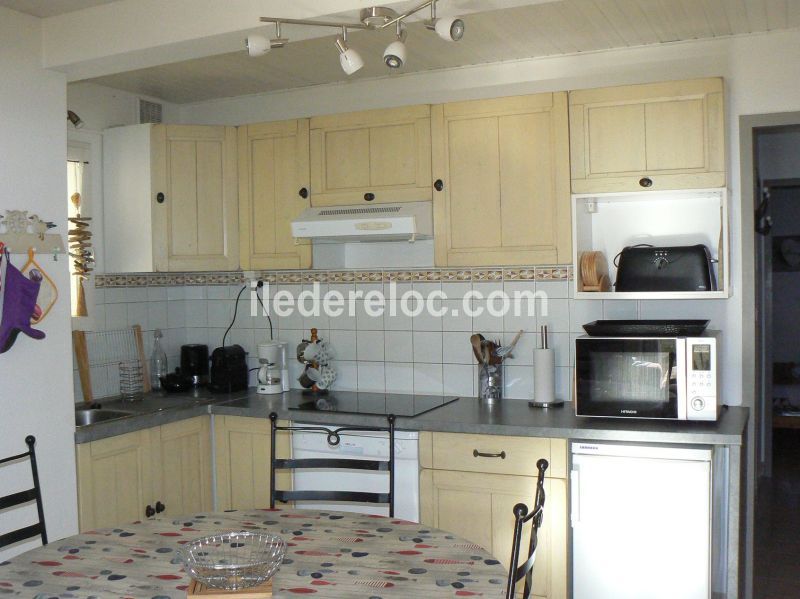 Photo 11 : CUISINE d'une maison située à Saint-Martin-de-Ré, île de Ré.