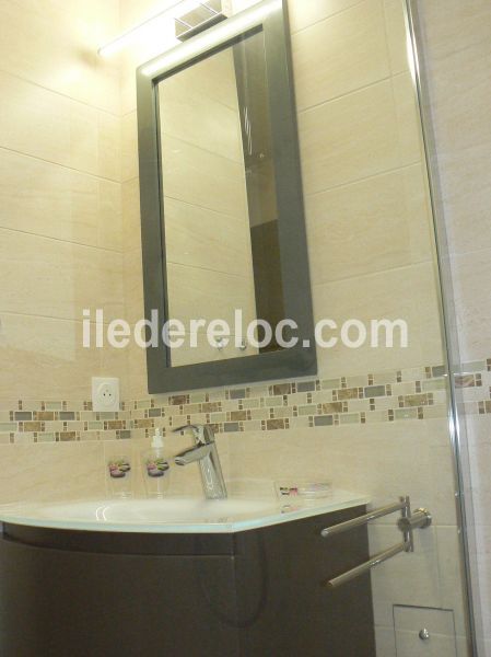 Photo 19 : SALLEDEBAIN d'une maison située à Saint-Martin-de-Ré, île de Ré.