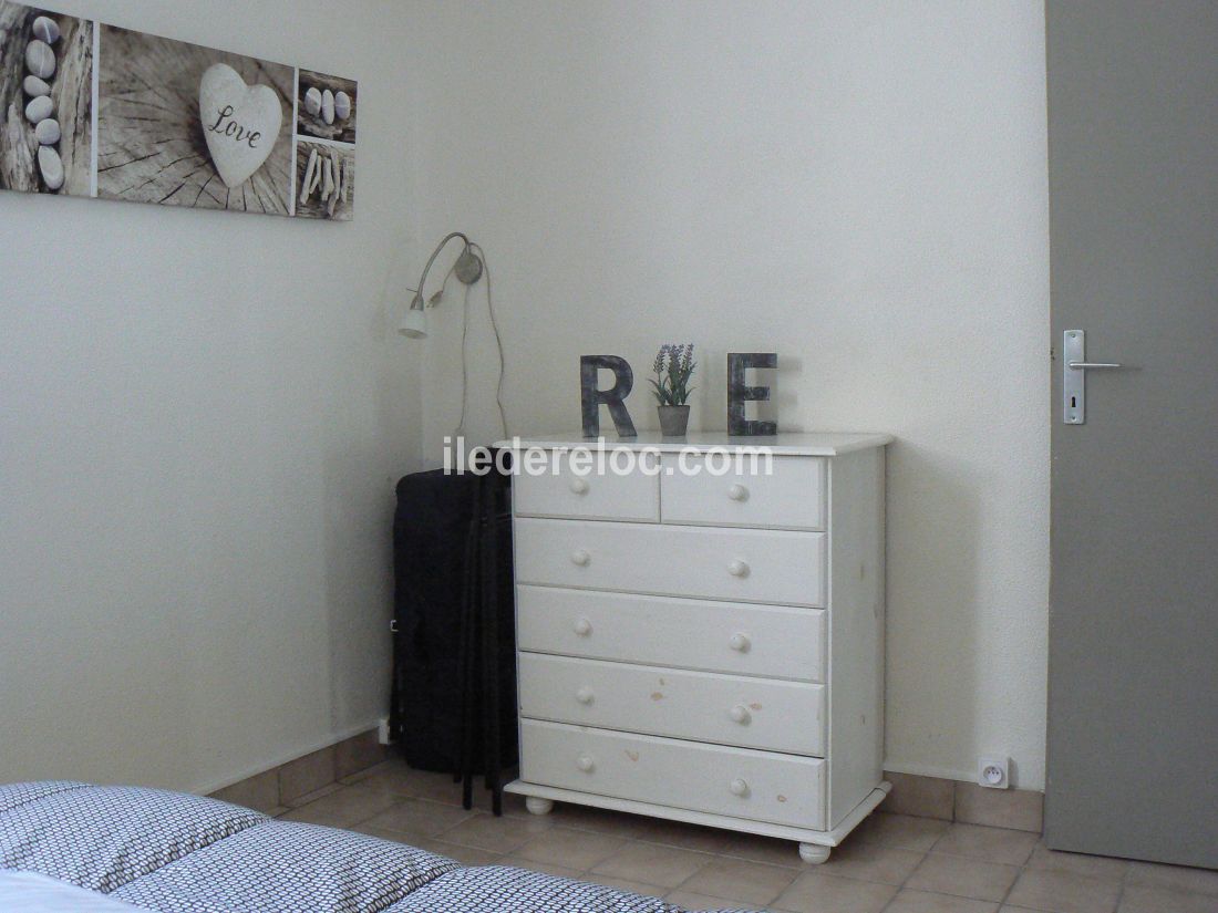 Photo 21 : CHAMBRE d'une maison située à Saint-Martin-de-Ré, île de Ré.
