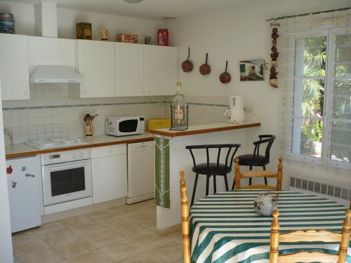 Photo 5 : CUISINE d'une maison située à Le Bois-Plage-en-Ré, île de Ré.