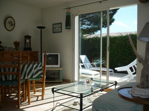 Photo 2 : SEJOUR d'une maison située à Le Bois-Plage-en-Ré, île de Ré.