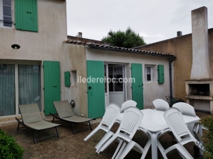Ile de R&eacute;:Maison de pays 3 étoiles avec cour fermée et stationnement centre village 