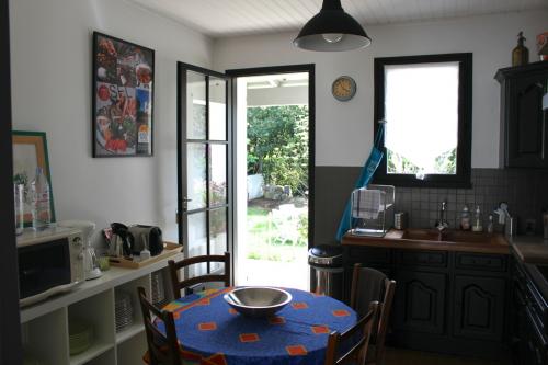 Photo 6 : CUISINE d'une maison située à Loix, île de Ré.