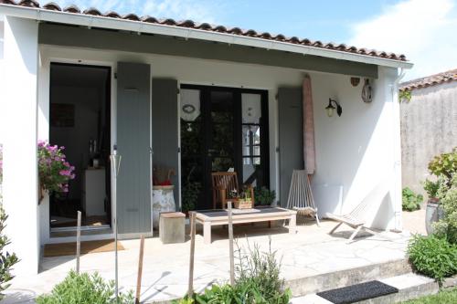 Photo 11 : TERRASSE d'une maison située à Loix, île de Ré.