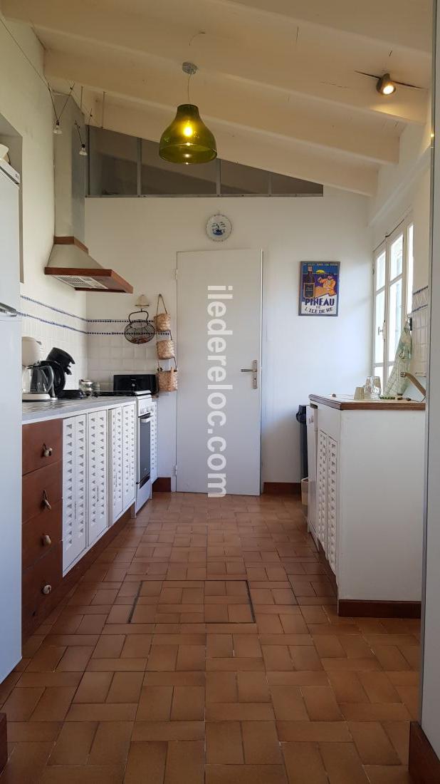 Photo 6 : CUISINE d'une maison située à Ars en Ré, île de Ré.