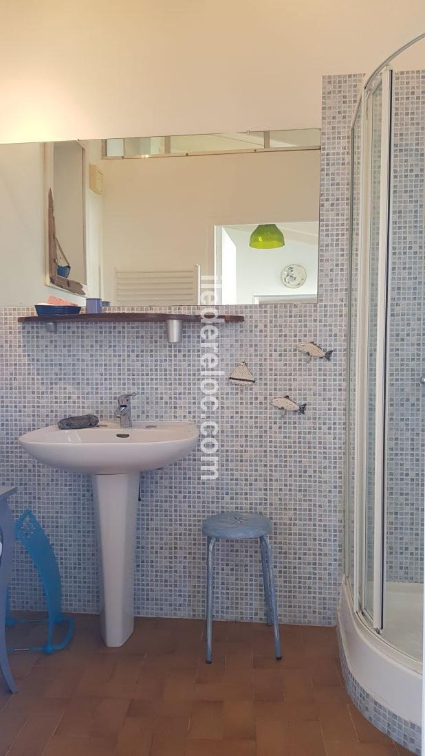 Photo 7 : SALLEDEBAIN d'une maison située à Ars en Ré, île de Ré.