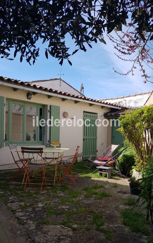 Photo 2 : EXTERIEUR d'une maison située à Ars en Ré, île de Ré.