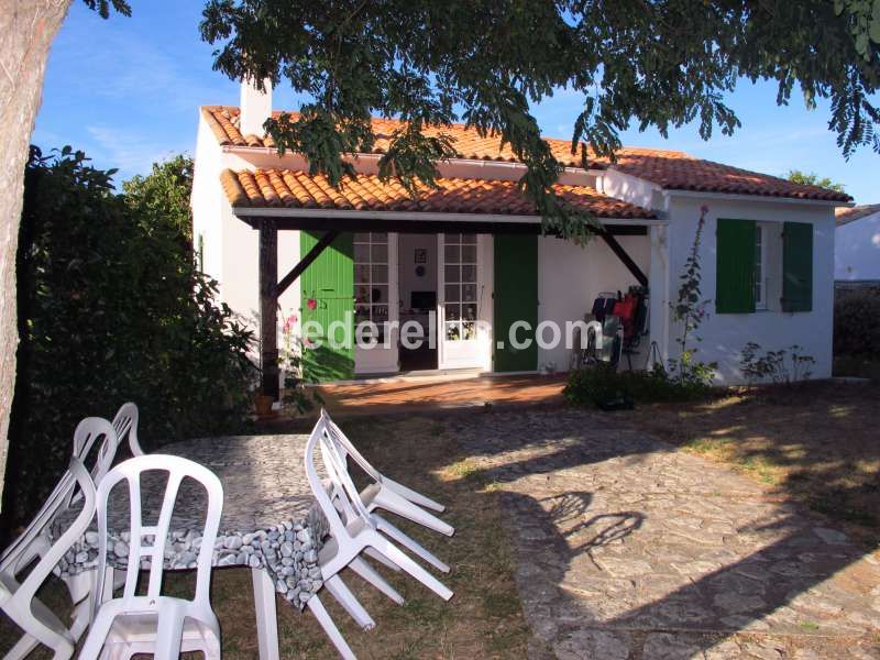 Photo 1 : EXTERIEUR d'une maison située à Sainte-Marie, île de Ré.