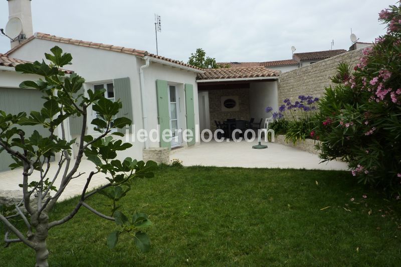 Photo 1 : JARDIN d'une maison située à Le Bois-Plage-en-Ré, île de Ré.