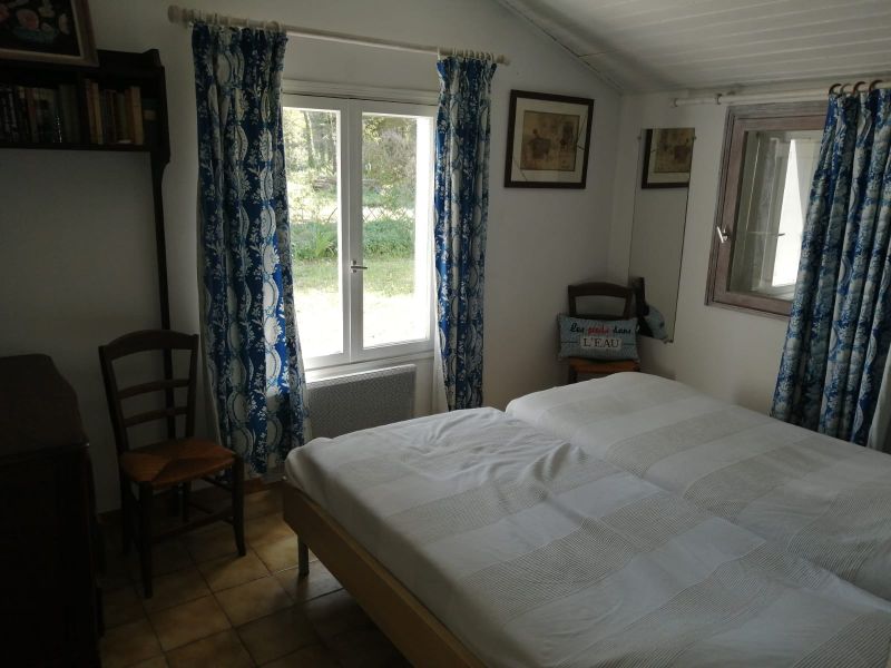 Photo 7 : CHAMBRE d'une maison située à Ars en Ré, île de Ré.