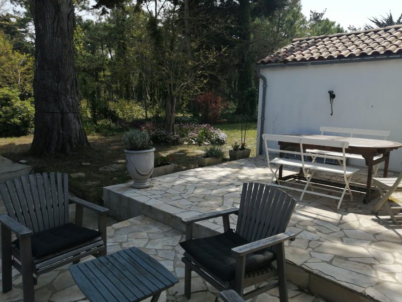 Photo 5 : TERRASSE d'une maison située à Ars en Ré, île de Ré.