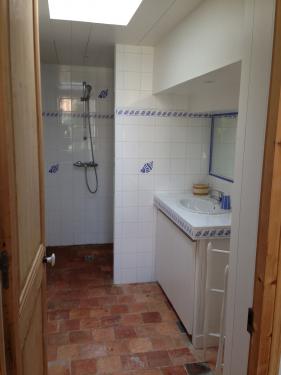 Photo 10 : SALLEDEBAIN d'une maison située à Saint-Martin, île de Ré.